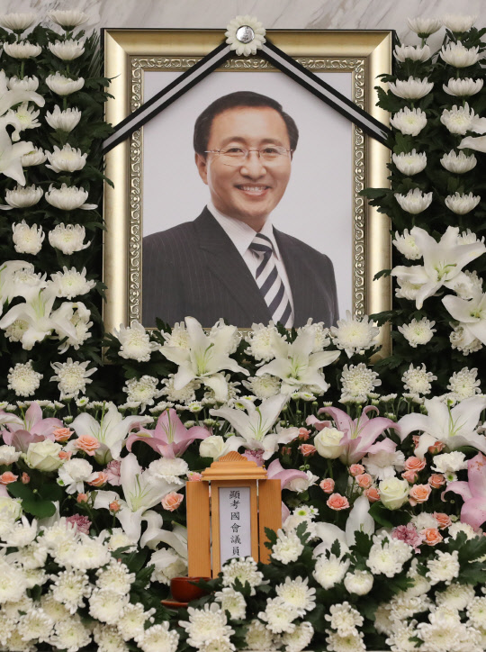 23일 오후 서울 서대문구 연세대 세브란스병원 장례식장에 고 노회찬 정의당 원내대표의 빈소가 마련됐다. 사진은 빈소 모습. 연합뉴스